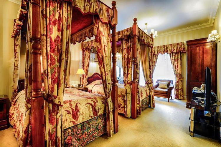 Mansion House Hotel Елджин Екстериор снимка