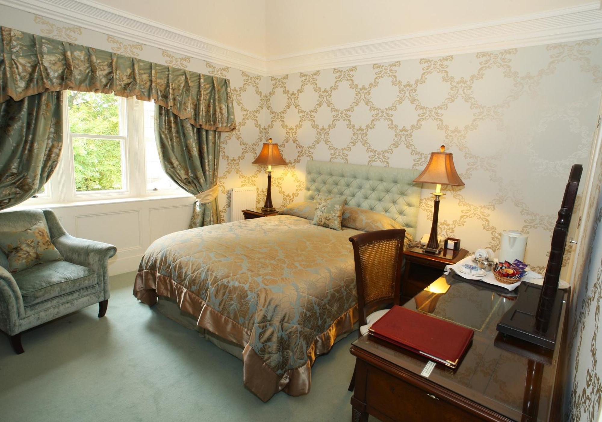 Mansion House Hotel Елджин Екстериор снимка