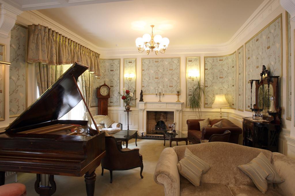 Mansion House Hotel Елджин Екстериор снимка