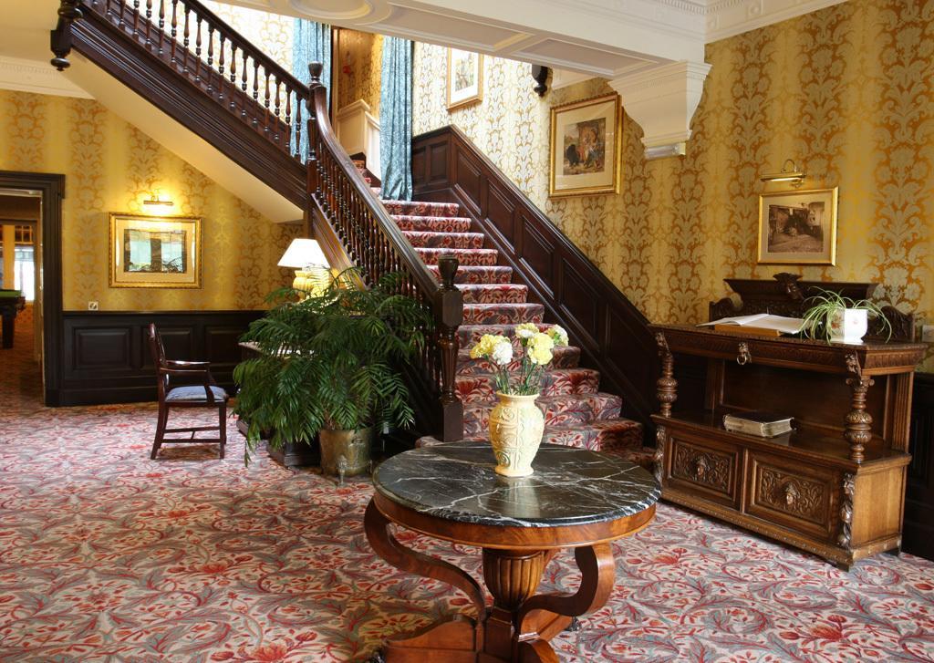 Mansion House Hotel Елджин Екстериор снимка